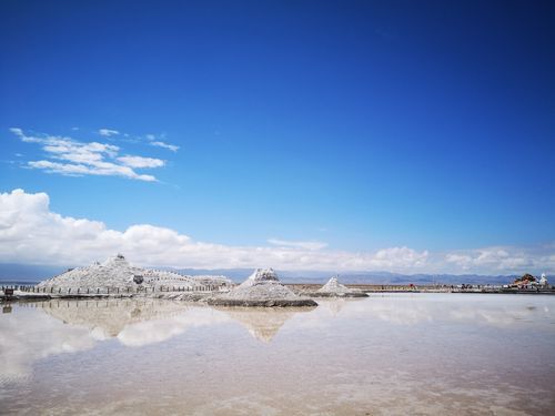 青海湖到茶卡盐湖中间有什么地方？茶卡盐景区酒店