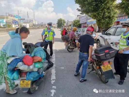 请问外地人可以在鹤山考摩托车牌吗？鹤山公安局对面酒店