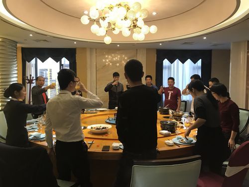 为什么聚餐喜欢跟吃饭的人拍照？酒店聚餐拍照