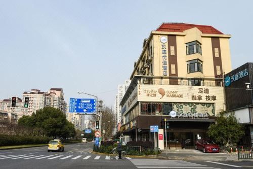 上海九号线哪个地铁口有大型超市？（九号七宝站附近酒店）