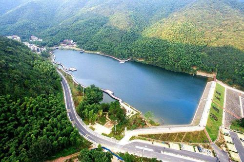 休闲山庄取名，建在一个山坡山，水库边，面向东南，主要以夏天游水吃饭为主？（大益庄园度假酒店价格）